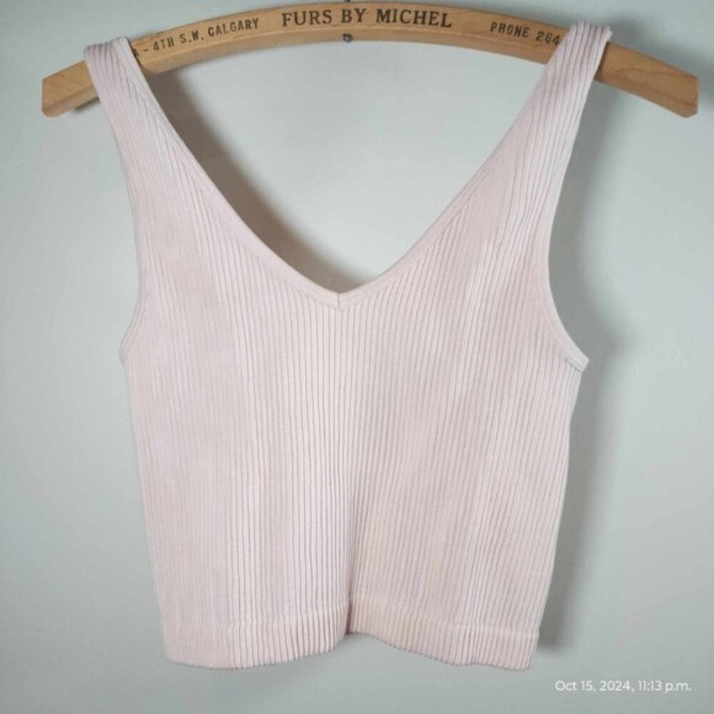 Light pink Rose and‎ Vine Stretchy ribbed Vneck crop top flattering